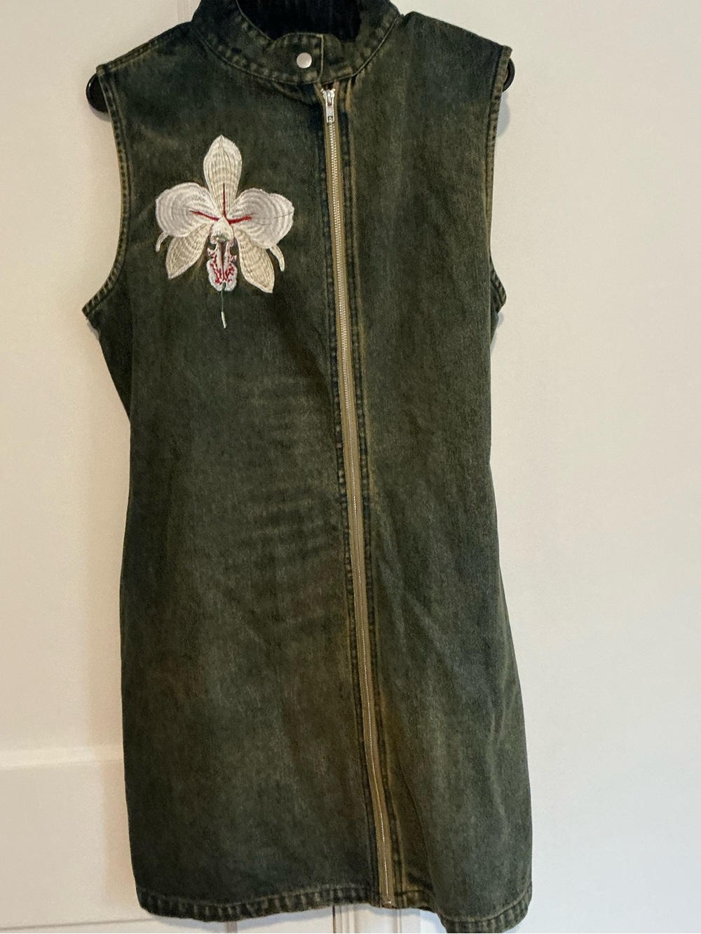 Sleeveless Olive Green Zip-Front Mini Dress with Floral Embroidery